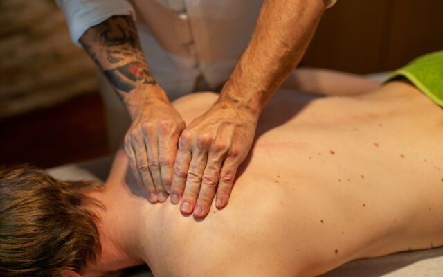 Klassische Massage am Rücken für Wohlbefinden und Entspannung